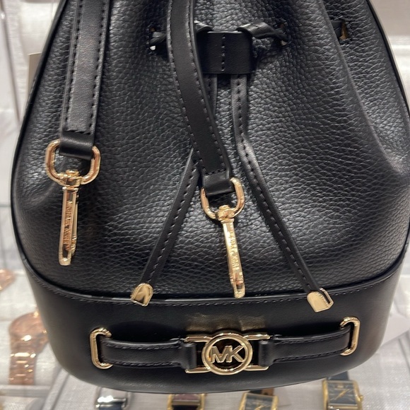 MICHAEL KORS
Reed Medium Pebbled Leather Bucket Bag Satchel Crossbody
Black
NWT - Picture 8 of 16